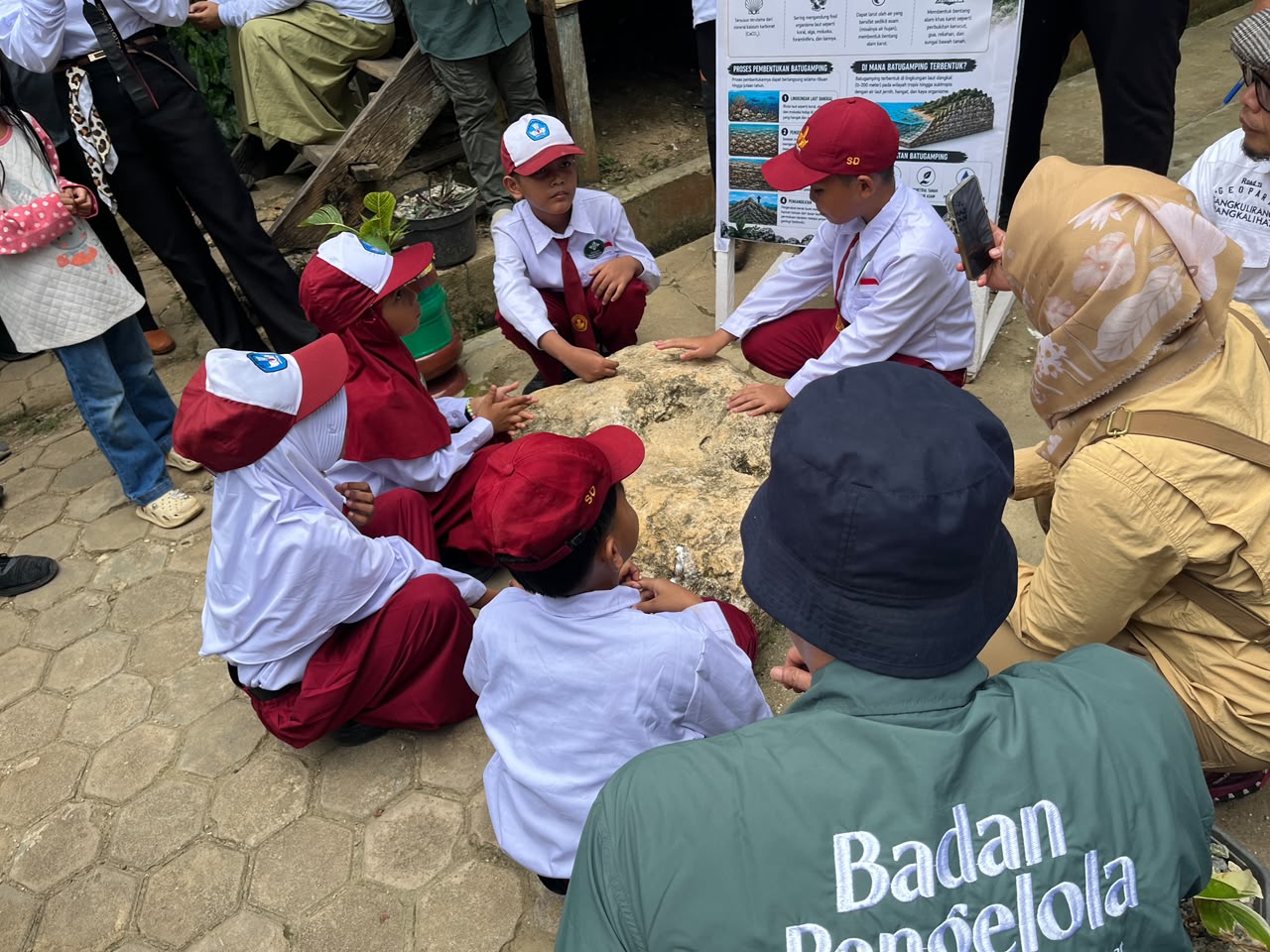Verifikasi Lapangan Geopark Sangkulirang-Mangkalihat di SD Negeri 002 Kaliorang Tunjukkan Peran Pendidikan dalam Pelestarian Warisan Alam